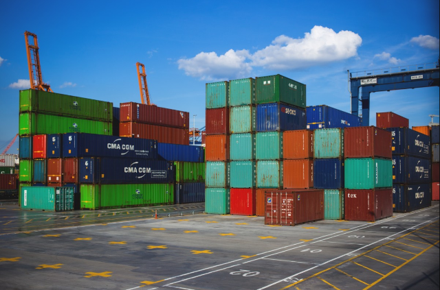 Giá container giảm mạnh